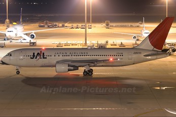 JA8233 - JAL - Japan Airlines Boeing 767-200