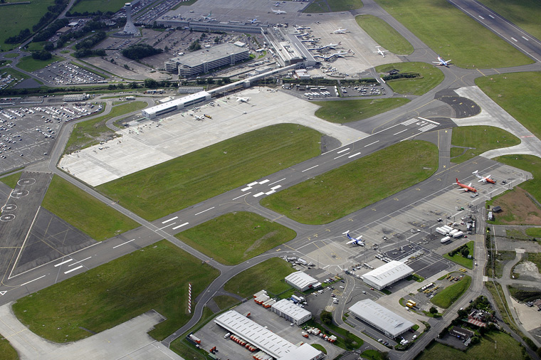 - Airport Overview - aircraft at Edinburgh
