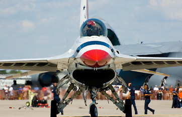 - - USA - Air Force : Thunderbirds General Dynamics F-16C Fighting Falcon