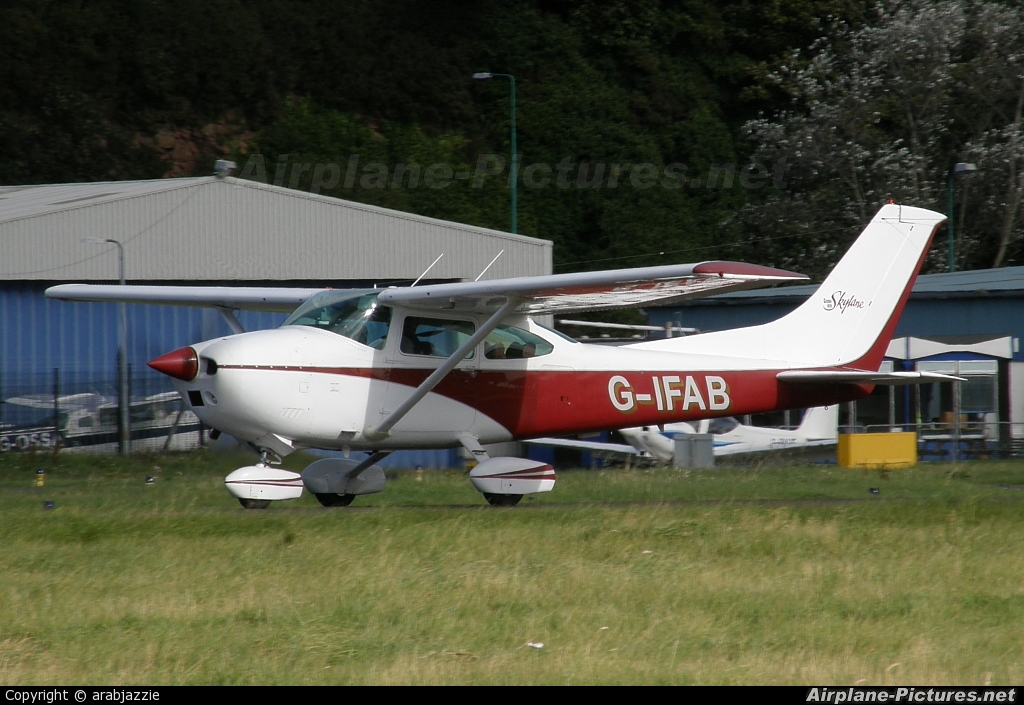 Private G-IFAB aircraft at Dundee