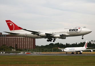 N676NW - Northwest Airlines Boeing 747-400