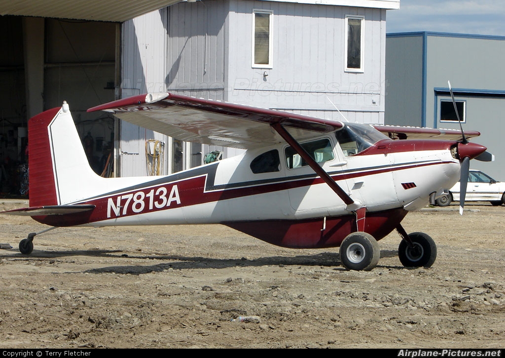Private N7813A aircraft at Anchorage - Lake Hood