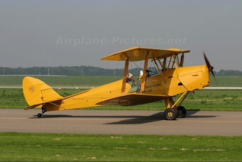 N8233 - Private de Havilland DH. 82 Tiger Moth