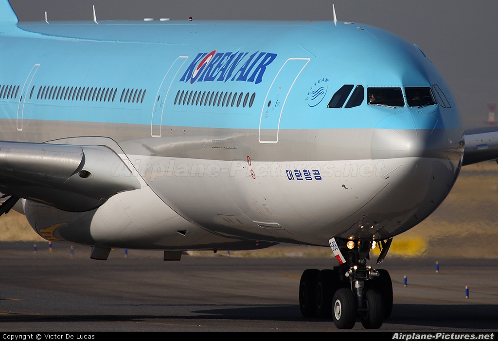 Korean Air HL7586 aircraft at Madrid - Barajas