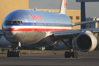 N764AN - American Airlines Boeing 777-200ER