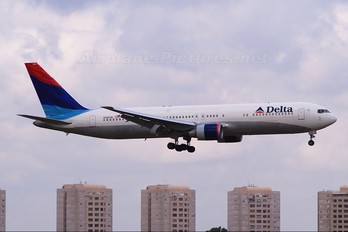N1607B - Delta Air Lines Boeing 767-300ER