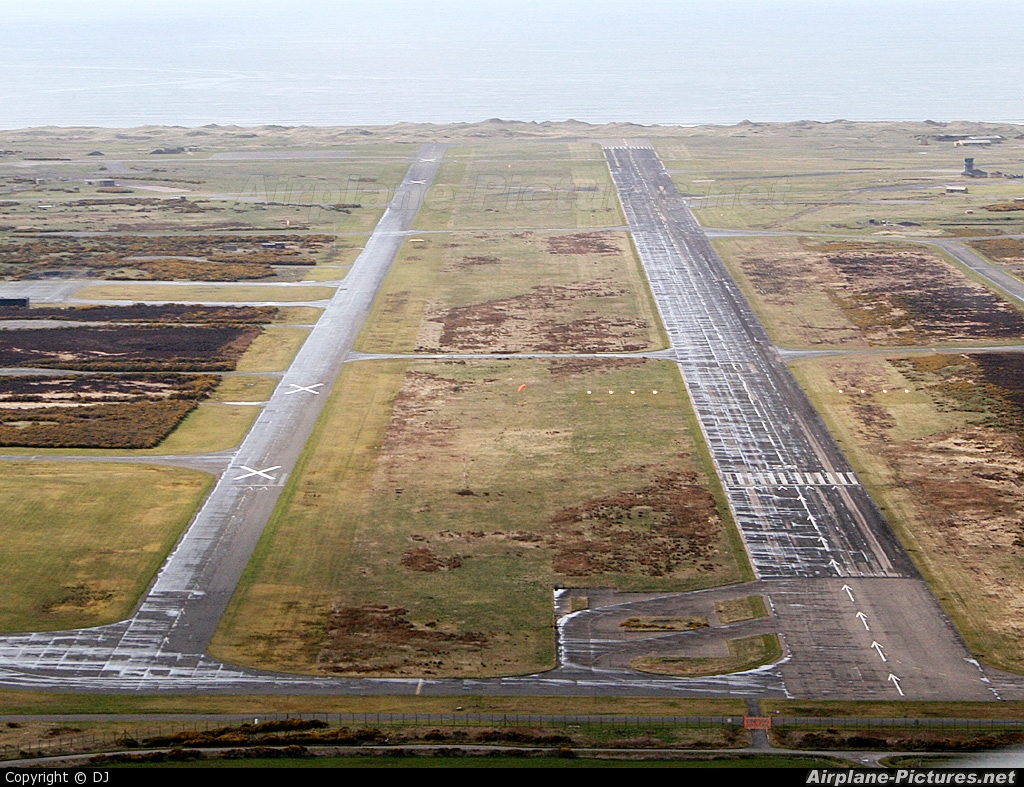 - Airport Overview - aircraft at Campbeltown - Machrihanish