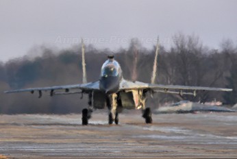 64 - Poland - Air Force Mikoyan-Gurevich MiG-29UB