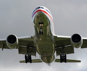 - - American Airlines Boeing 777-200ER
