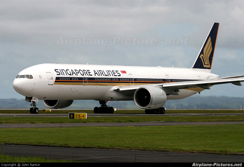Singapore Airlines 9V-SWR aircraft at Auckland Intl