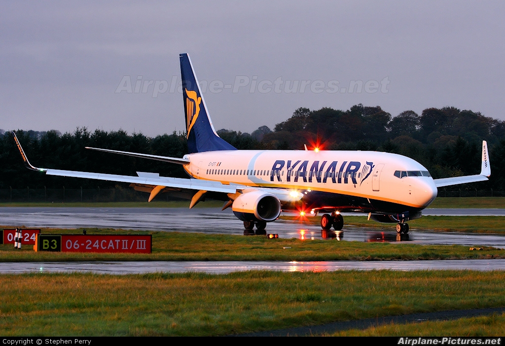Ryanair EI-EFI aircraft at Edinburgh