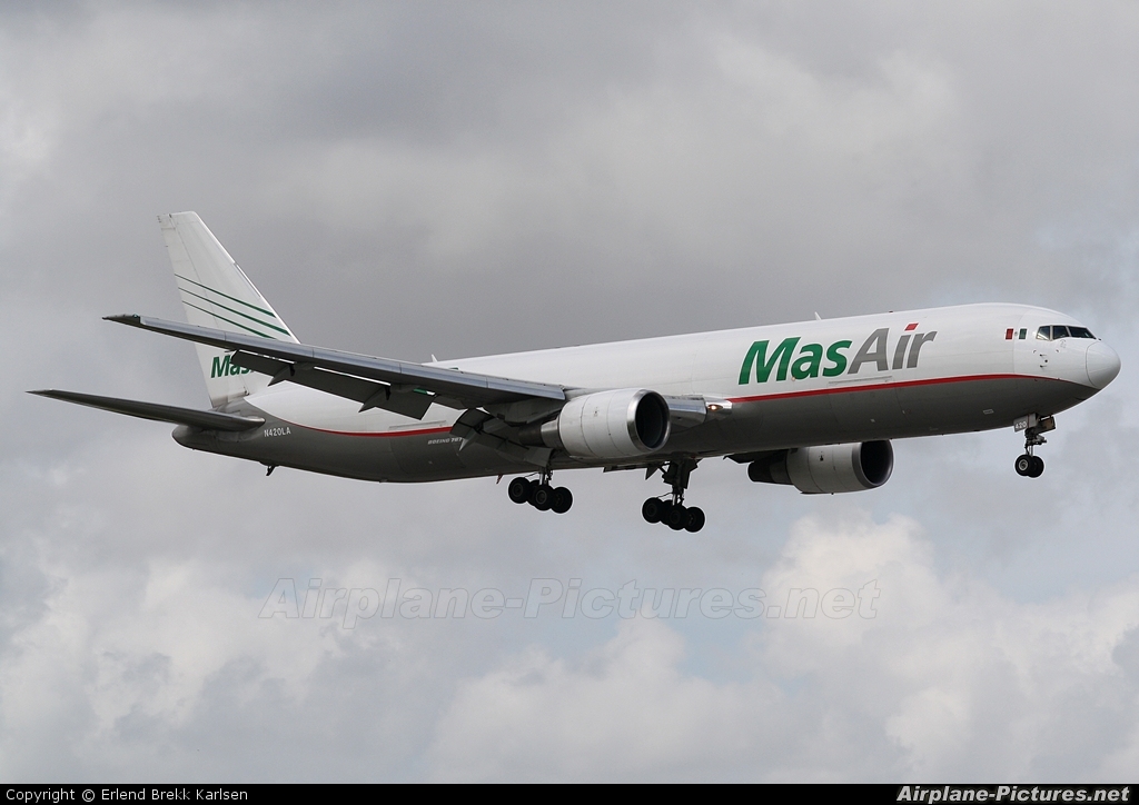 MasAir N420LA aircraft at Miami Intl