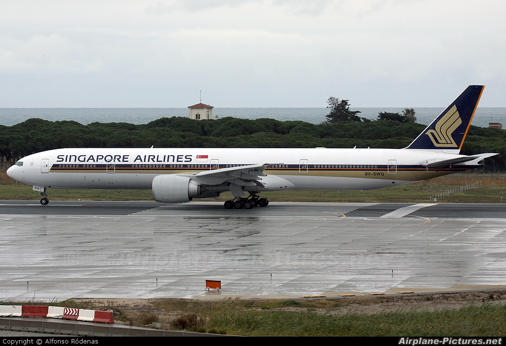 Singapore Airlines 9V-SWQ aircraft at Barcelona - El Prat