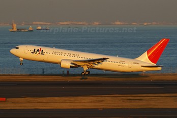 JA8267 - JAL - Japan Airlines Boeing 767-300
