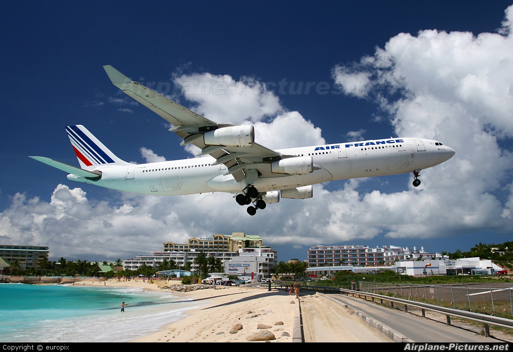 Air France F-GLZR aircraft at Sint Maarten - Princess Juliana Intl