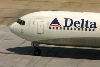 N132DL - Delta Air Lines Boeing 767-300