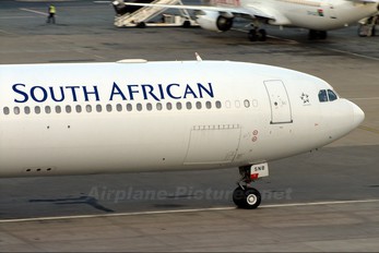 ZS-SNB - South African Airways Airbus A340-600