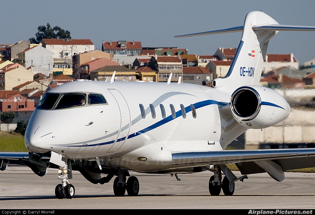 Amira Air OE-HDV aircraft at Lisbon