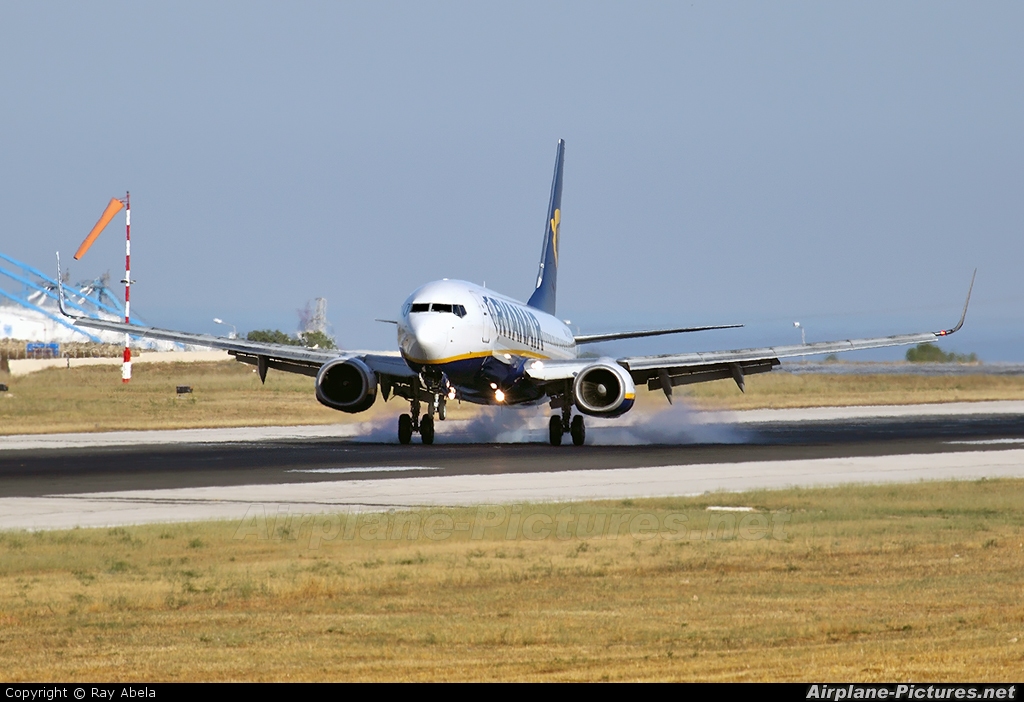 Ryanair EI-DWI aircraft at Malta Intl