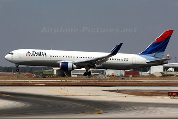 N1611B - Delta Air Lines Boeing 767-300ER