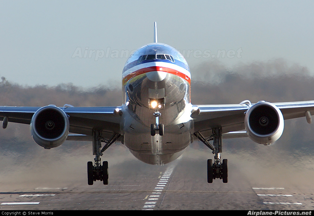American Airlines N770AN aircraft at London - Gatwick