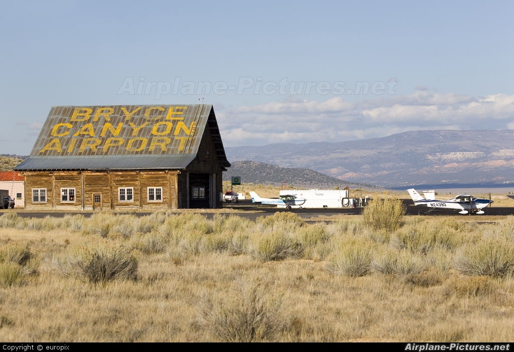 - Airport Overview - aircraft at Bryce Canyon