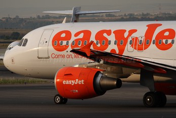 G-EZAW - easyJet Airbus A319