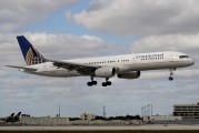 Continental Airlines N33132 image