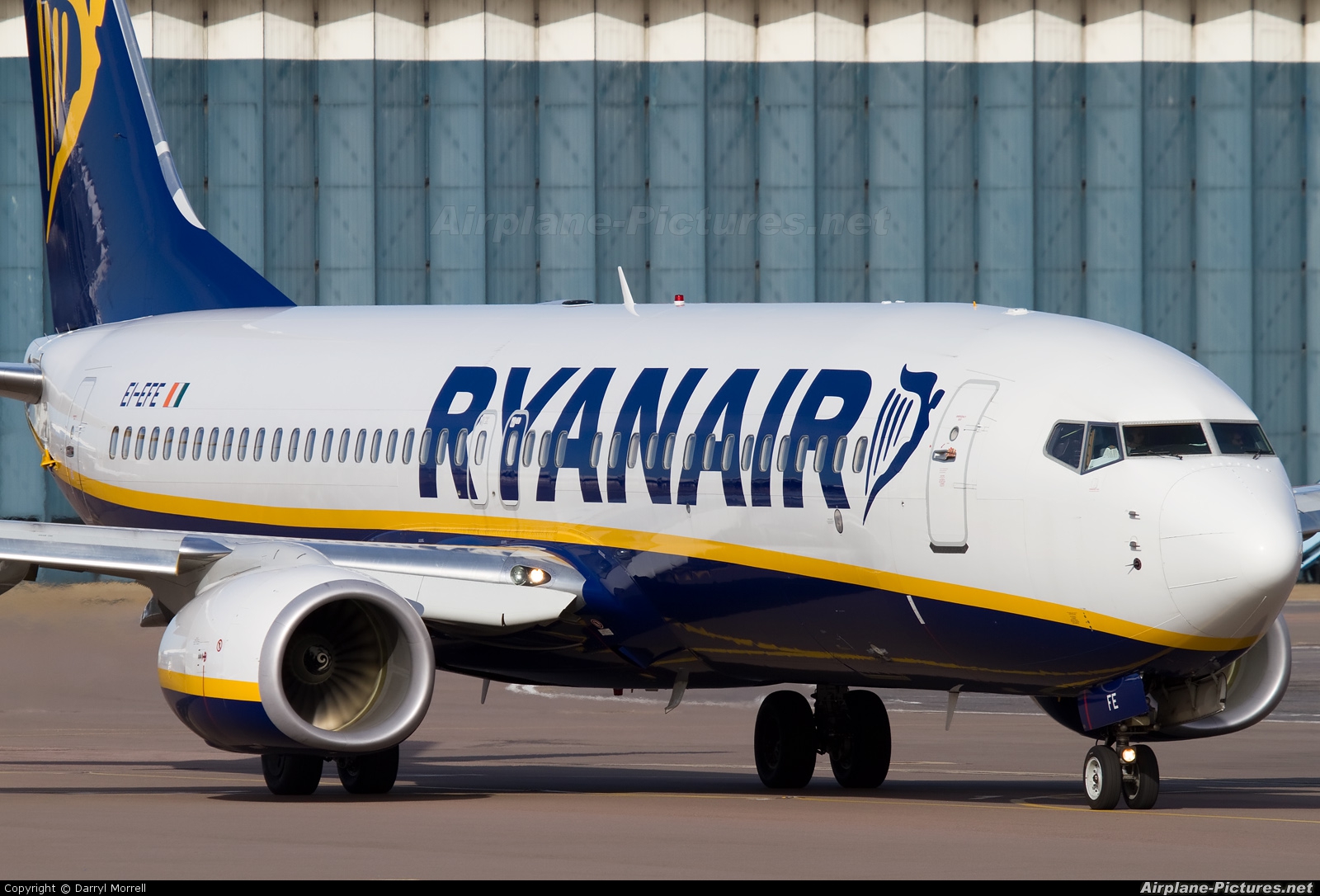 Ryanair EI-EFE aircraft at London - Luton