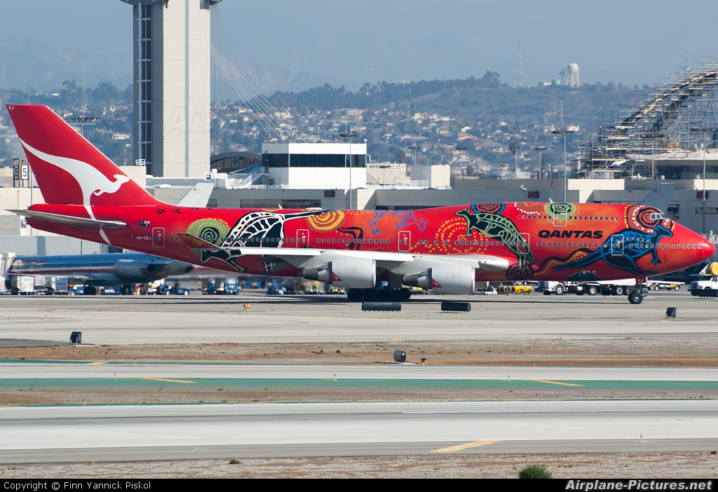 QANTAS VH-OEJ aircraft at Los Angeles Intl