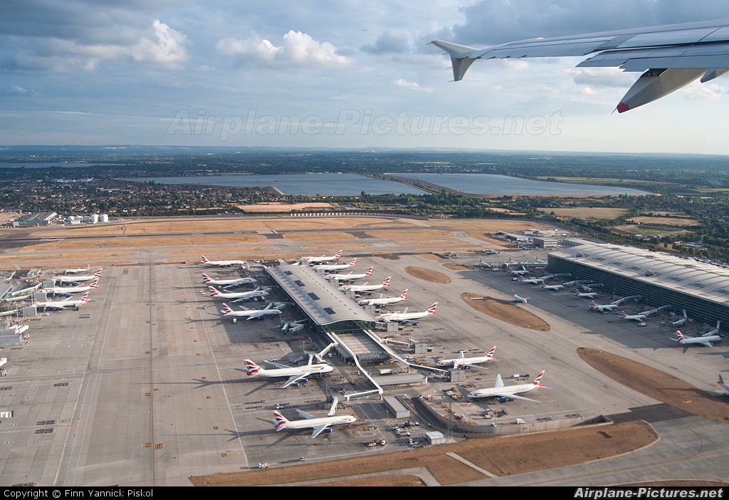- Airport Overview - aircraft at London - Heathrow