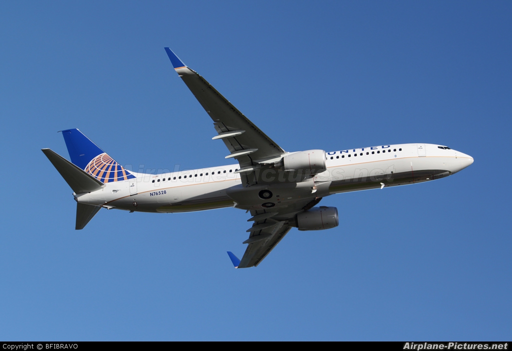 N76528 - United Airlines Boeing 737-800 at Seattle - Boeing Field ...