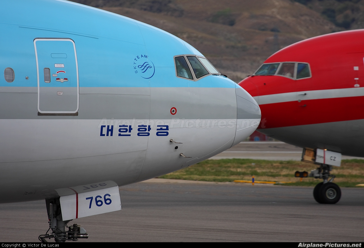 Korean Air HL7766 aircraft at Madrid - Barajas