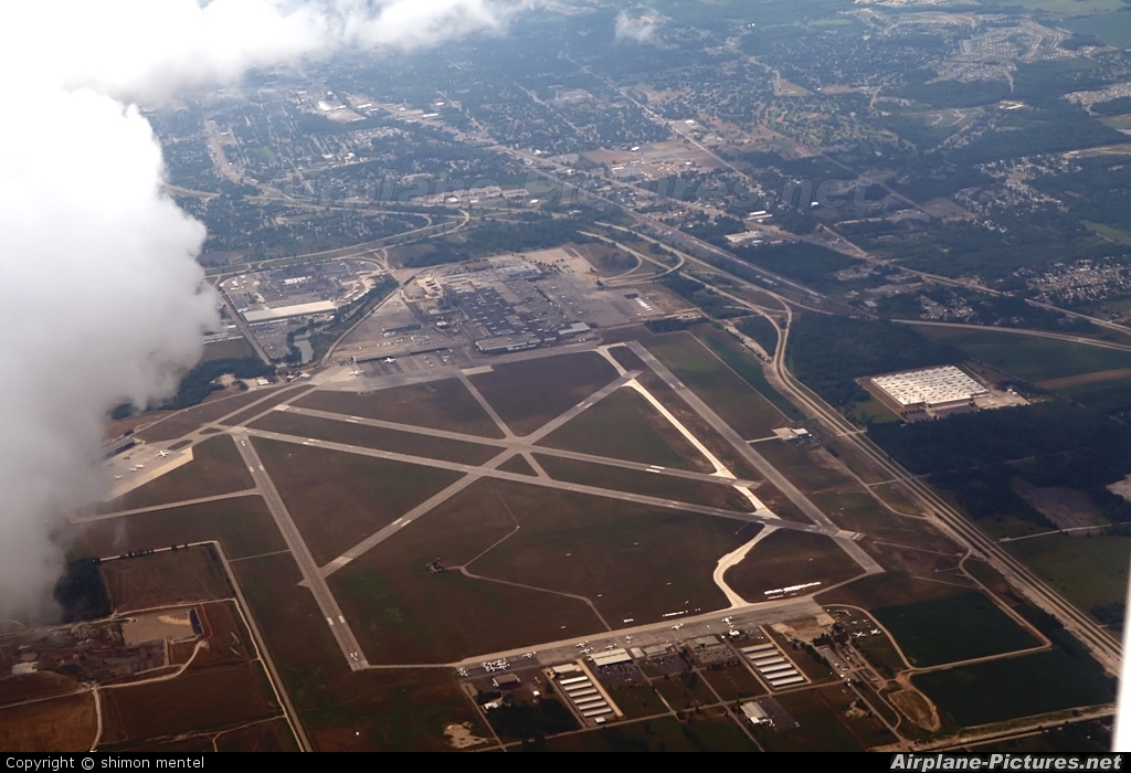 - Airport Overview - aircraft at Detroit - Willow Run