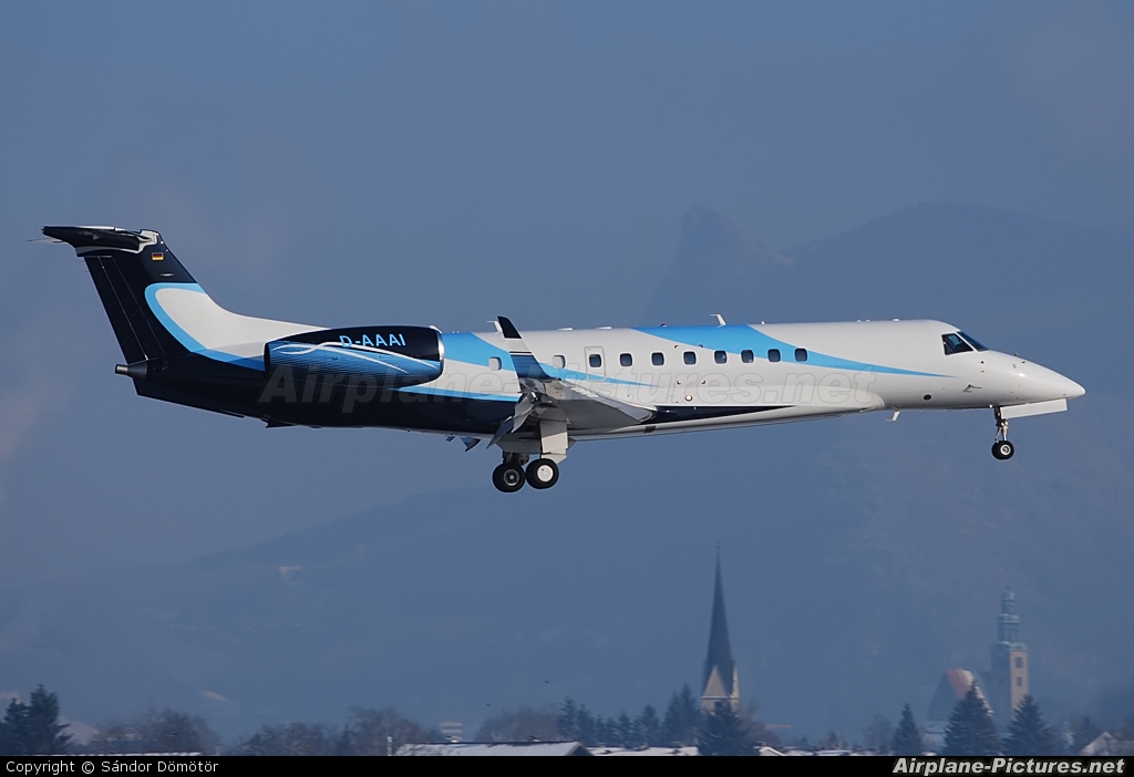 Cirrus Aviation D-AAAI aircraft at Salzburg