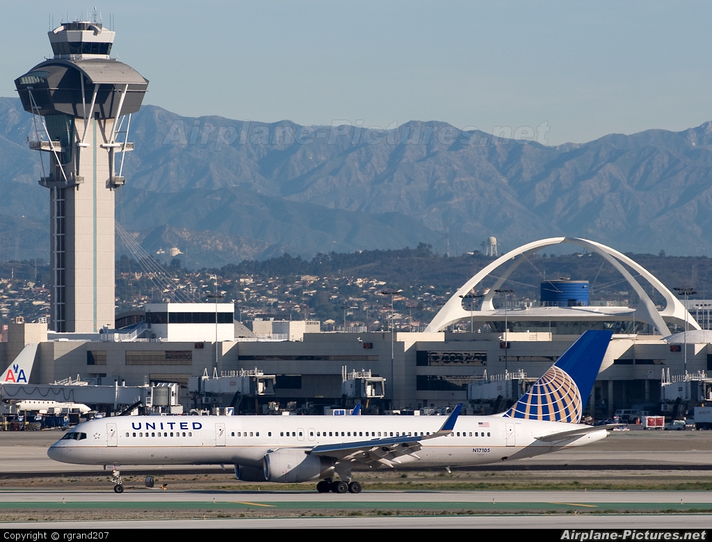 United Airlines N17105 aircraft at Los Angeles Intl