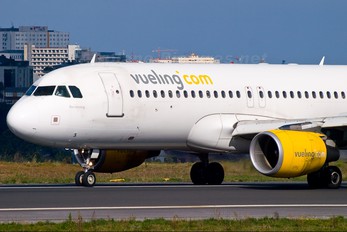EC-IZD - Vueling Airlines Airbus A320