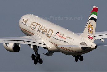 A6-EYQ - Etihad Airways Airbus A330-200