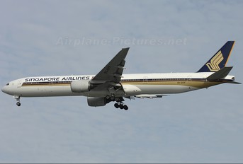 9V-SYF - Singapore Airlines Boeing 777-300