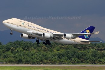 HZ-AIW - Saudi Arabian Airlines Boeing 747-400