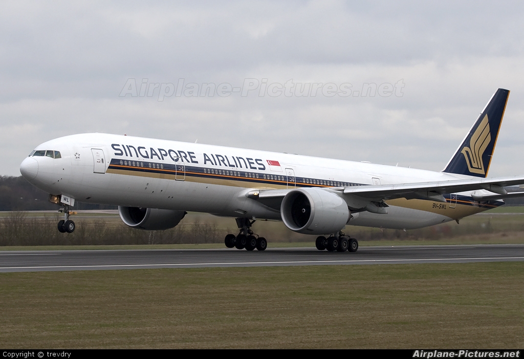 Singapore Airlines 9V-SWL aircraft at Manchester