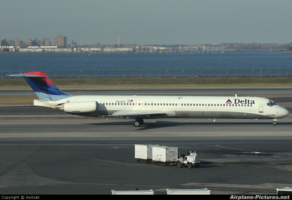 Delta Air Lines N929DL aircraft at New York - La Guardia