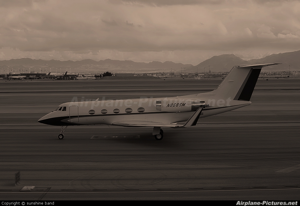 Private N868SM aircraft at Las Vegas - McCarran Intl