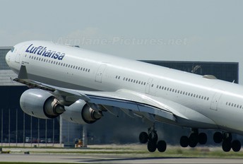 D-AIHU - Lufthansa Airbus A340-600