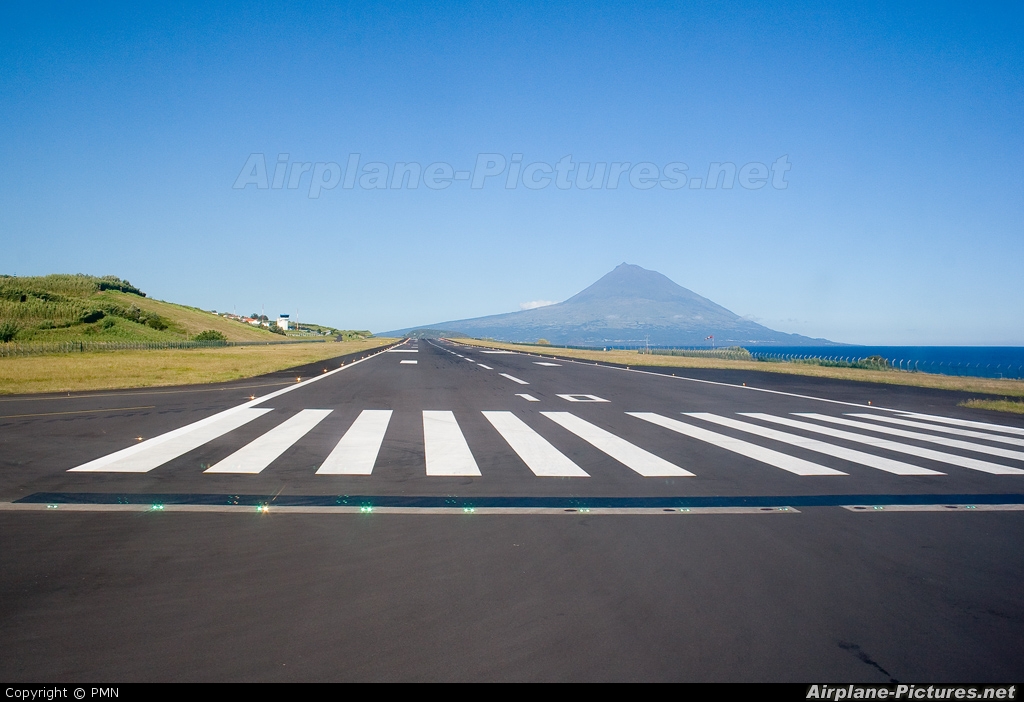 - Airport Overview - aircraft at Horta
