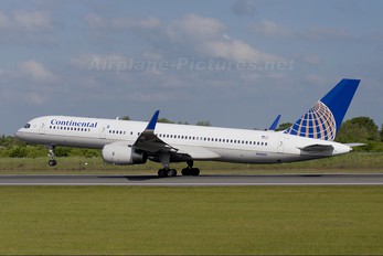 N14102 - Continental Airlines Boeing 757-200