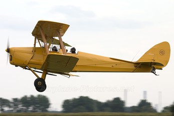 N8233 - Private de Havilland DH. 82 Tiger Moth