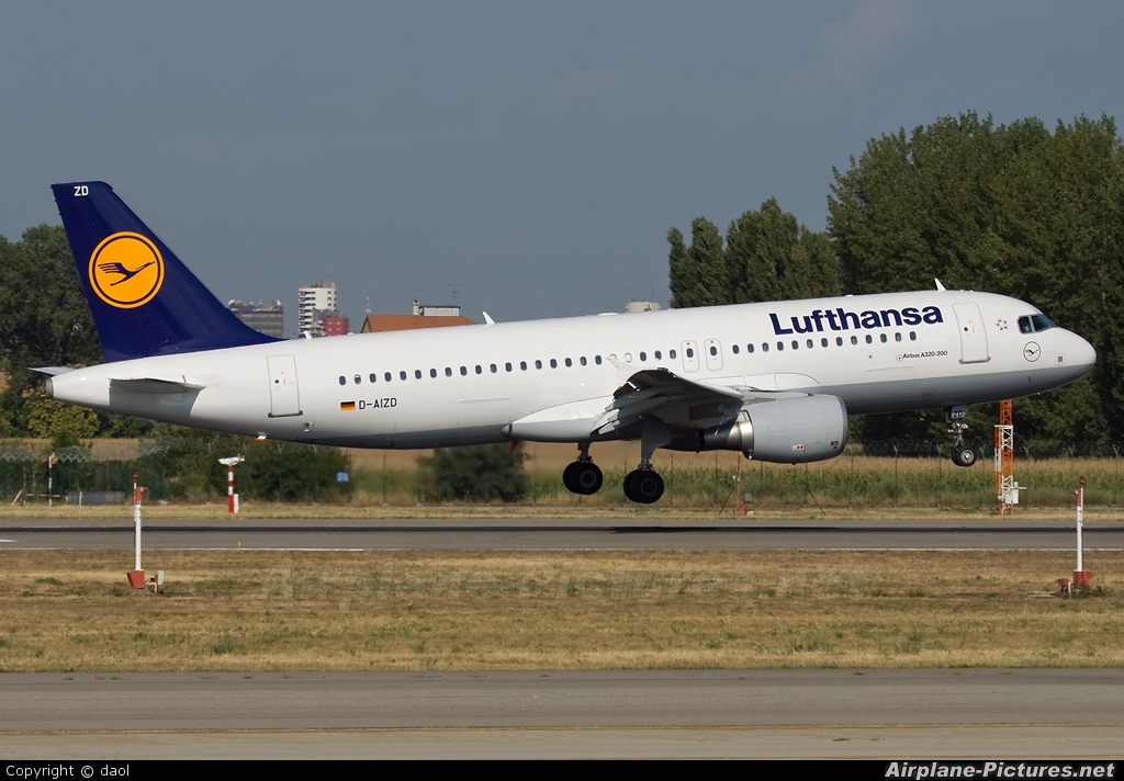 Lufthansa D-AIZD aircraft at Milan - Linate
