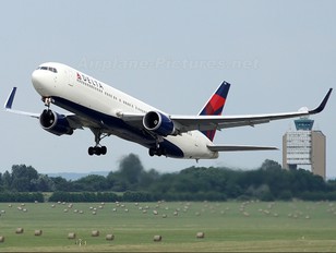 N1613B - Delta Air Lines Boeing 767-300ER