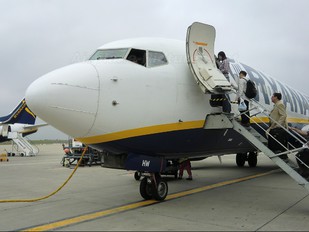 EI-DHW - Ryanair Boeing 737-800